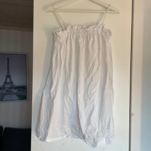 Vit axelbandslös klänning från H&M - Säljer en söt vit klänning från H&M i storlek S. Säljs då jag redan har en liknande💕