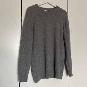 kashmir tröja - Säljer en sjukt snygg och skön grå tröja i 100% kashmir från A Day's March. Nypris ligger på ungefär 2500kr! Hojta till om du har någon fråga angående pris, bilder mm! Pris kan diskuteras!