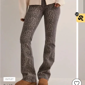 Leopardmönstrade bootcut jeans - Snygga bootcut jeans med leopardmönster i grå och beige toner. Byxorna har en klassisk femficksmodell och normal passform, perfekta för dig som vill sticka ut lite extra. Styla med sneakers eller boots för en cool look.