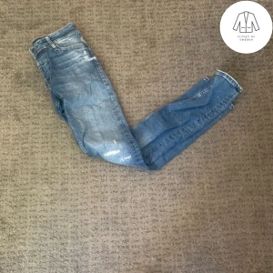 Jack & Jones jeans med slitningar - Skick 9,5/10 nypris 849kr vårat pris 160🤑 hör av er vid frågor eller fler bilder 