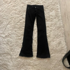 Svarta Booty Bei jeans från Cheap Monday - Svarta Booty Bei jeans från Cheap Monday med bootcut-modell och klassisk femficksdesign. Jeansen har en snygg utsvängd passform nertill och är tillverkade i ett stretchigt bomullsmaterial. Perfekta för dig som gillar low waist!💝