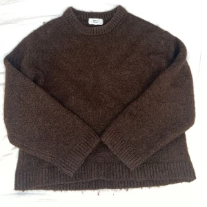 Brun stickad tröja från Gina Tricot - Mysig brun stickad tröja från Gina Tricot i storlek xs.