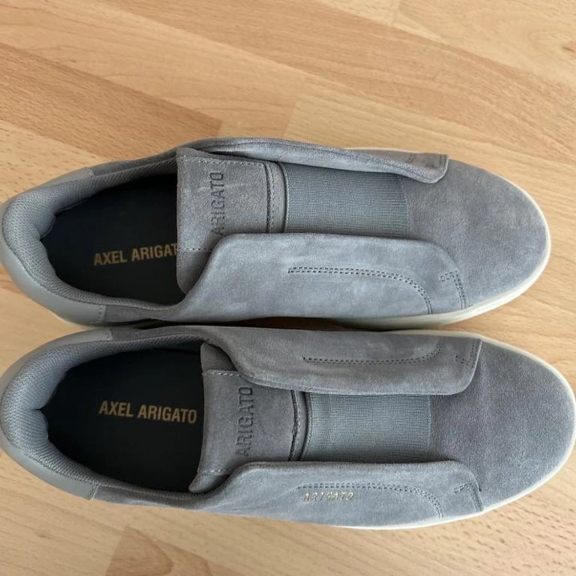 Grå mocka sneakers från Axel Arigato - 2