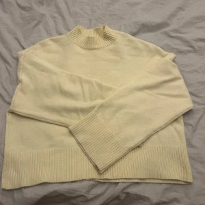 Ljusgul stickad tröja  - Supermjuk ljusgul stickad tröja från Kappahl, den är i storlek L men skulle säga att den mer är som M. Den har även en reva som man ser på bilderna, men den är inte så tydlig när man har på sig tröjan.