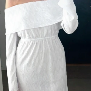 Vit offshoulder klänning från NA-KD - Från NA-KD i storlek M, mycket fint skick. 