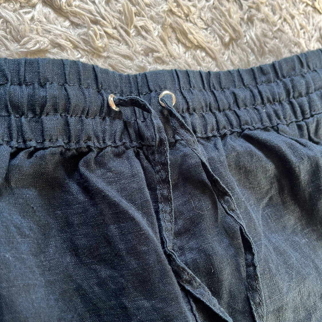 Mörkblåa linnebyxor från H&M med snörning - 3