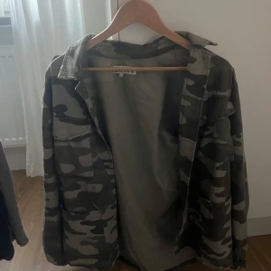Camouflage overshirt i bomull - Snygg overshirt i klassiskt camouflage-mönster med gröna och bruna toner.