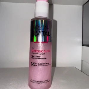 L'Oréal Elvital Glycolic Gloss Serum - L'Oréal Elvital Glycolic Gloss Leave-In Serum med 14% gloss complex. Kommer i en rosa skimrande plastflaska med pump och silverdetaljer. Ger glans och vård till håret, perfekt för frissigt och matt hår. Flaskan innehåller 150ml och är använd 1-2 gånger.