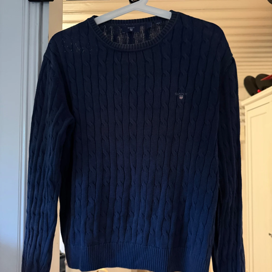 Mörkblå kabelstickad tröja GANT - 1