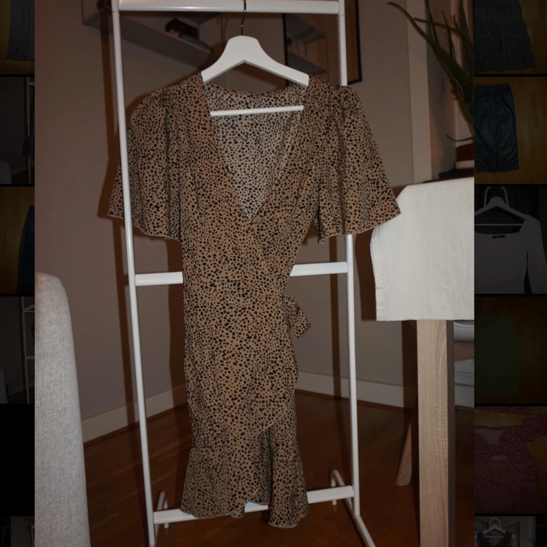 Beige omlottklänning med prickar