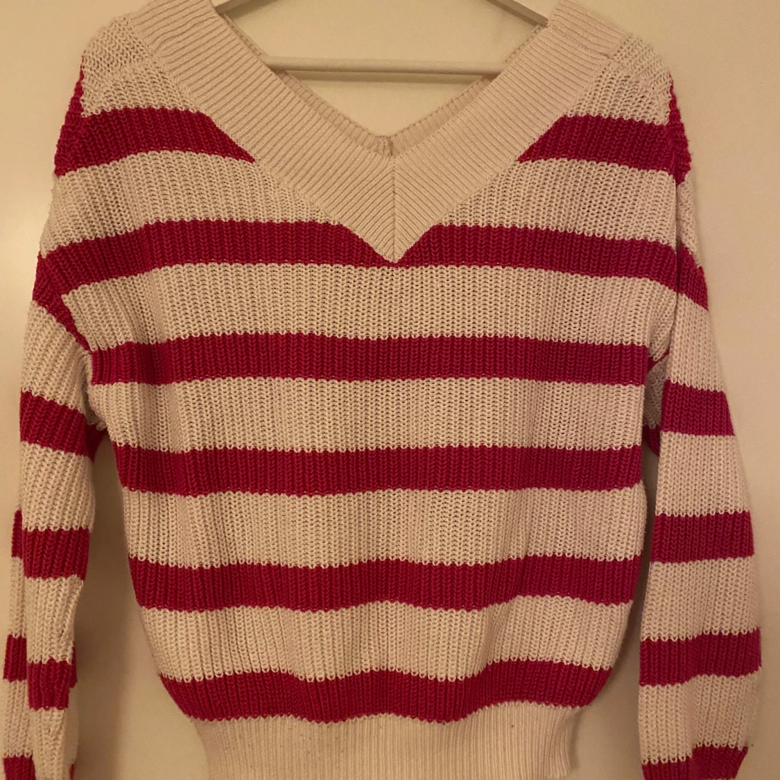 Randig stickad tröja med v-ringning