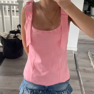 Rosa linnetopp💕 - Supersöt rosa linnetopp med breda axelband och knyt-detalj på axlarna. I storlek xs säljer för den är för stor💕💕