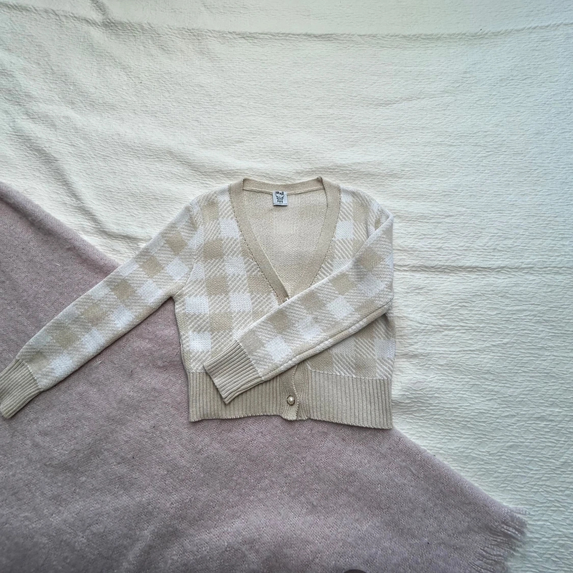 Beige och vit rutig kofta med pärlknappar - 1