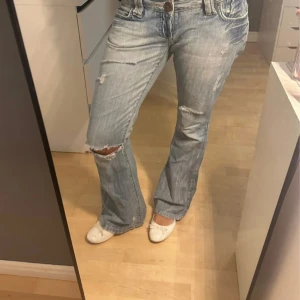 Ljusblå bootcut jeans med slitningar - As snygga lågmidjade jeans med slitningar. Low slitna nertill men inget man tänker på! Midjemåttet:39 innerben:79 ❤️❤️