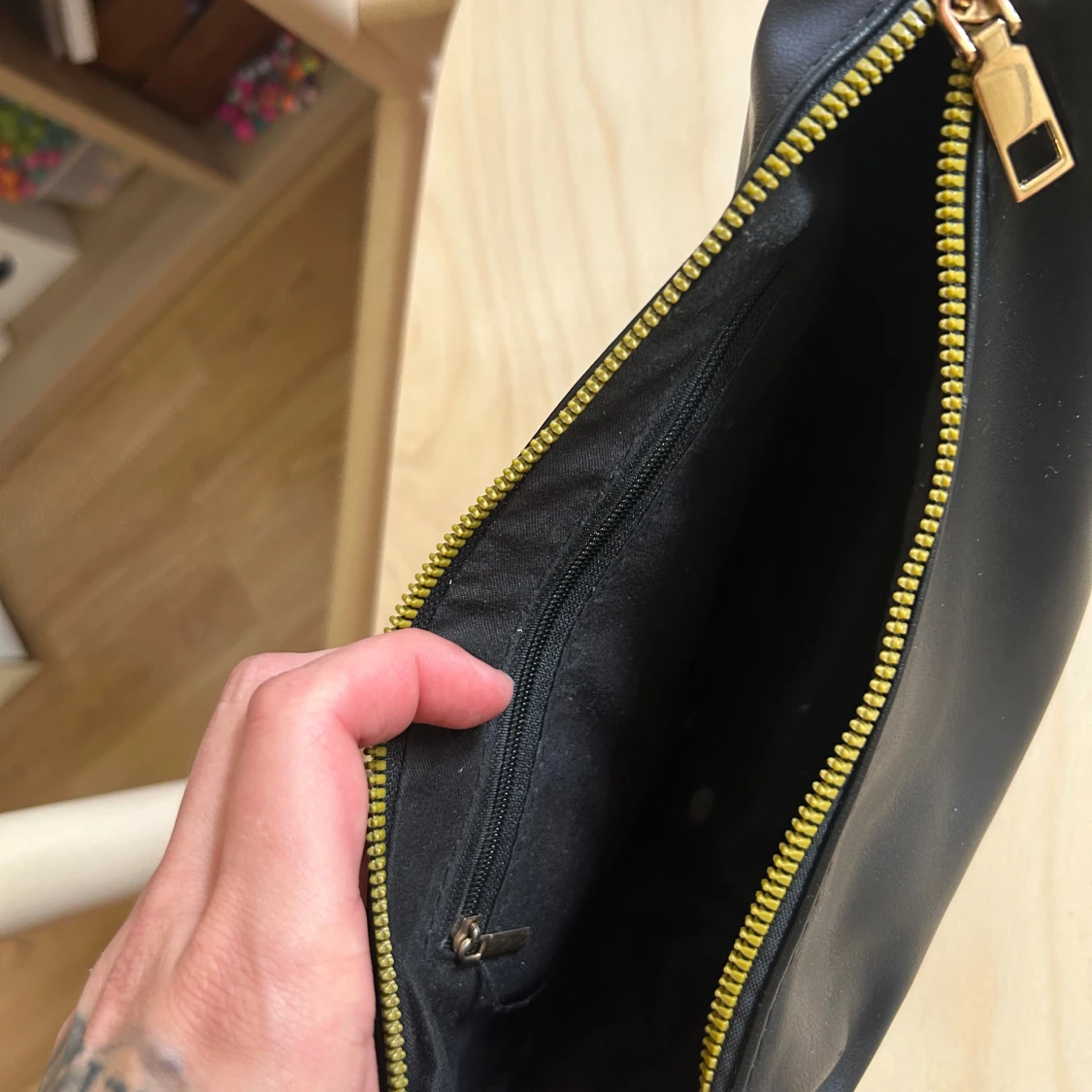 Svart axelväska/crossover i skinnimitation - 3