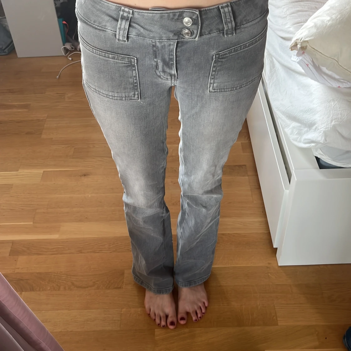 Grå bootcut jeans med fickor fram