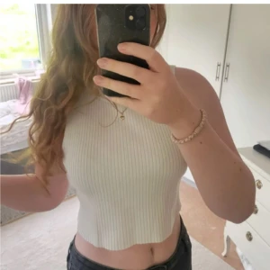 Vit topp - Super fin vit topp från hm, säljer då den aldrig kommit till användning! Mycket bra skick! ❤️