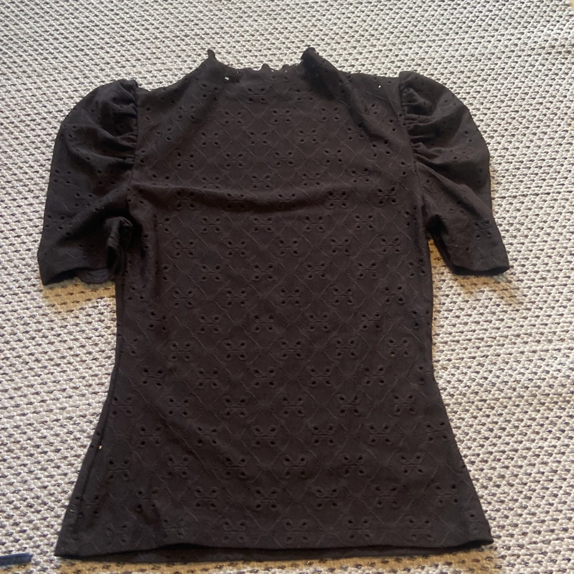 Svart blus med puffärm 