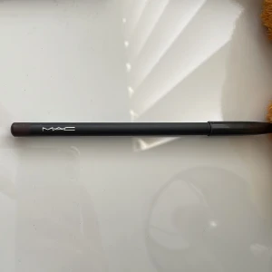 MAC Lip Pencil Chestnut - MAC Lip Pencil i färgen Chestnut, en klassisk mörkbrun läppenna med matt finish. Köpte fel färg för mig. Ordinariepris: 295kr