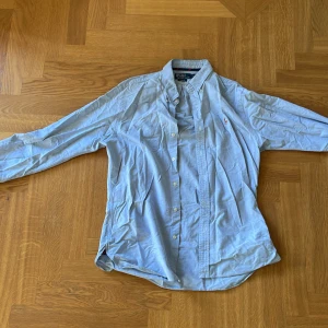 Ljusblå skjorta från Polo Ralph Lauren - Klassisk ljusblå skjorta från Polo Ralph Lauren i slim fit-modell. Skjortan har lång ärm, knappar framtill och den ikoniska broderade polospelaren på bröstet. Tillverkad i bomull och passar perfekt till en stilren look. Lägg ett bud om ni har ett pris förslag accepterar oftast.