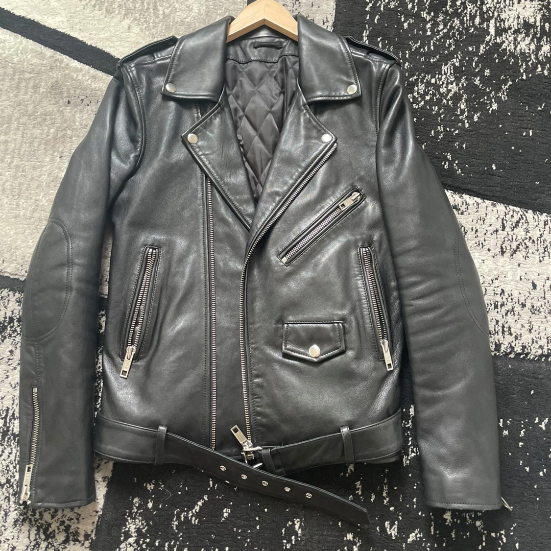 Svart skinnjacka med bälte och dragkedjor - 1