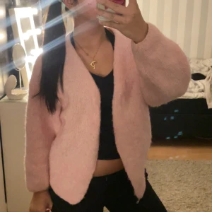 Lindex kofta - Skick 10/10- använd ca 4-6 gånger endast hemma. Nypris 449kr. Köparen står för frakt!! 