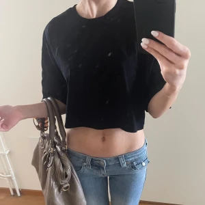 Oversized t-shirt - Kort oversized t-shirt från Gina Tricot. Perfekt till sommaren och även över ett spetslinne! Pris kan diskuteras! Hör av er vid frågor!💕