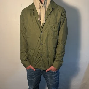Olivgrön overshirt från stenströms (Helt ny) - Olivgrön overshirt från stenströms | Storlek M | Skick 10/10 helt ny | Retail 2000kr | Tveka ej vid frågor eller funderingar  