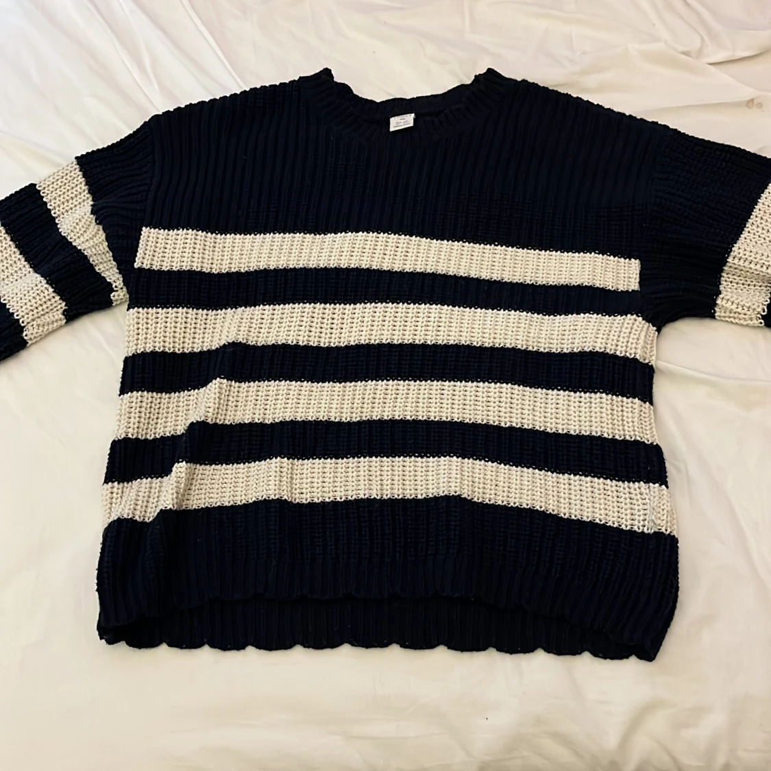 Randig stickad tröja i marinblått och vitt