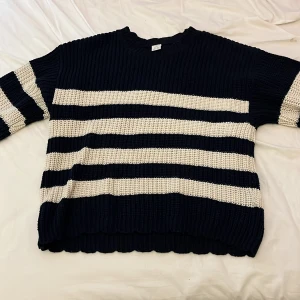 Randig stickad tröja i marinblått och vitt - Säljer en stickad tröja med breda marinblå och vita ränder från lindex. Pris kan diskuteras 