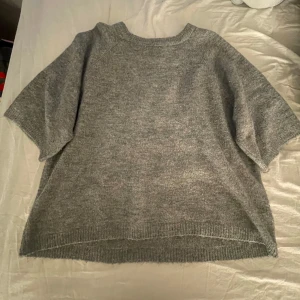 Grå stickad tröja från 157 - En grå kortärmad stickad tröja ifrån lager 157, passar både xs o s. skriv för fler bilder💕