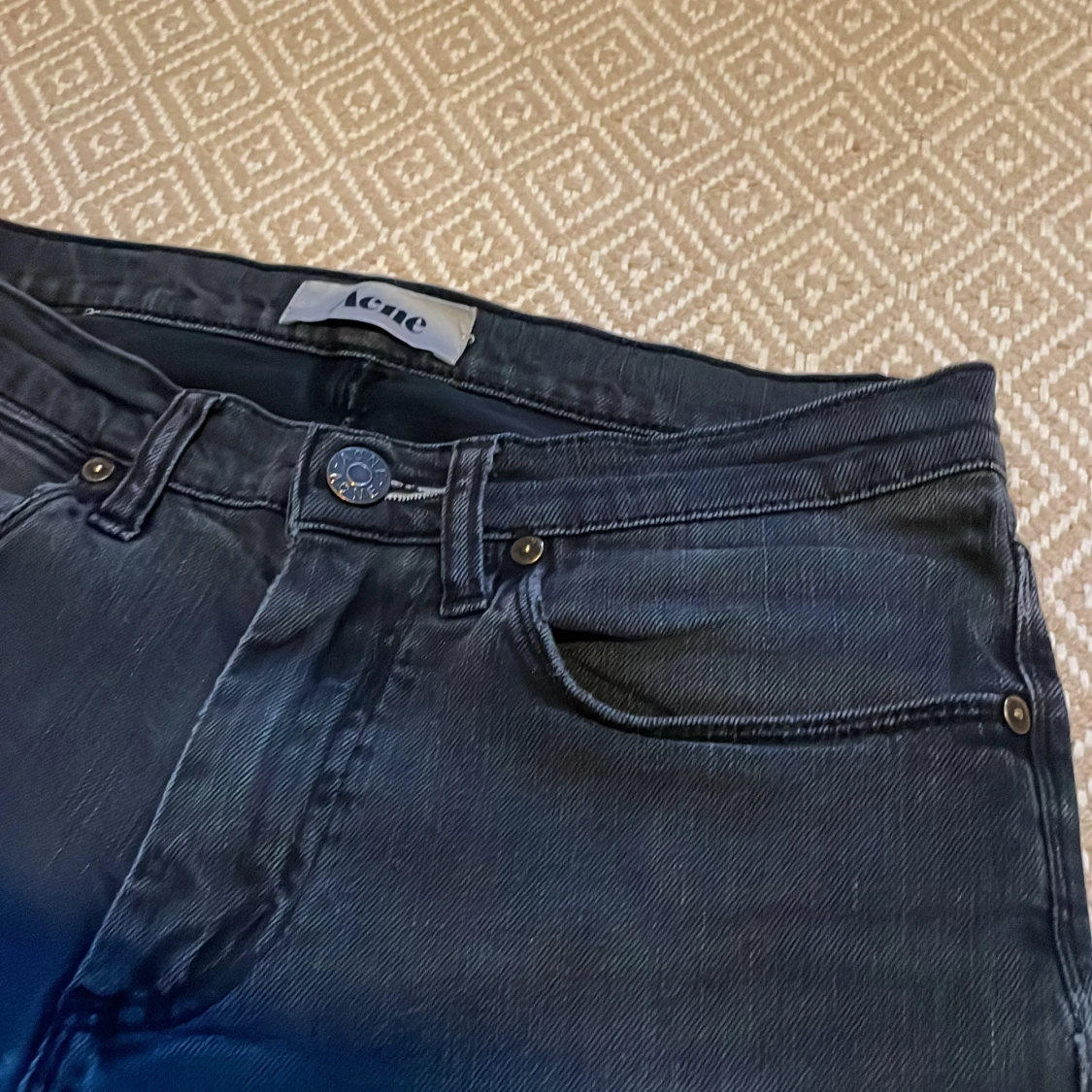 Svarta acne jeans  - 2