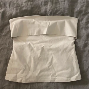 Vit/beige tubtopp från ONLY - Vit/beige tubtopp från ONLY (köpt på Nelly).  Använd 1 gång. Nyskick, lappen är dock bortklippt. Storlek S. Nypris 330 kr.
