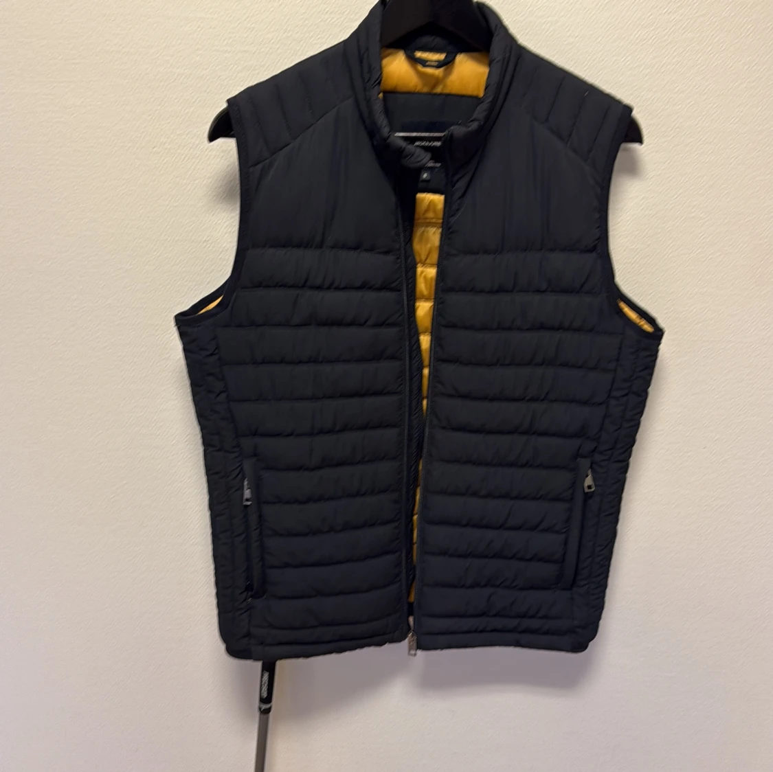 Svart dunväst med gul insida från Jack & Jones