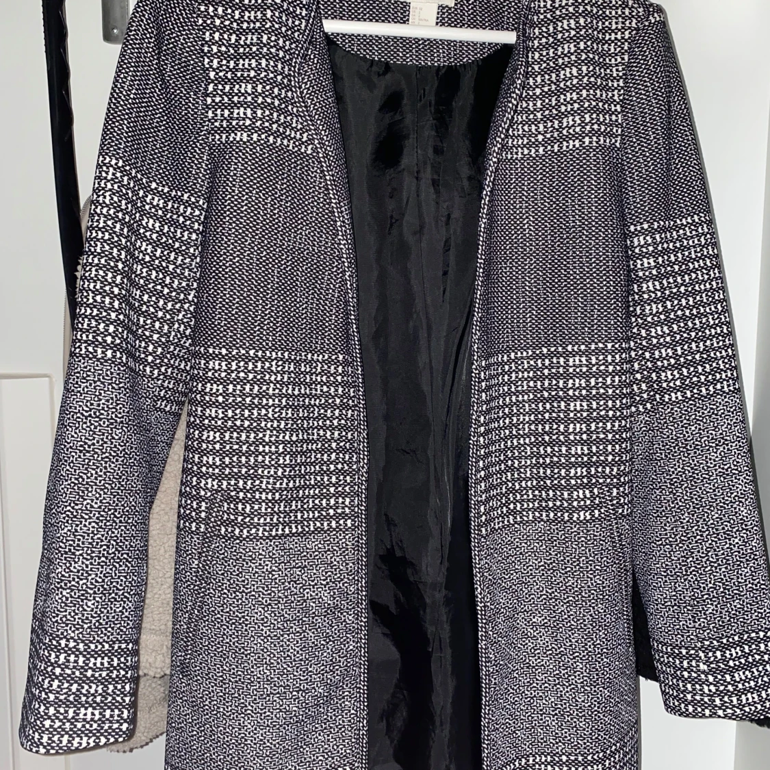 Svartvit mönstrad kappa från H&M