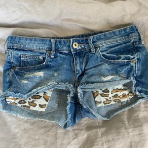 Lågmidjade jeans shorts  - Jätte snygga shorts men har två likadana så säljer ett par dom är i storlek S men passar även xs midjemått tvärsöver:38cm 