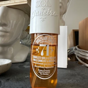 Brazilian Crush Cheirosa 71 Hair & Body Fragrance Mist - En söt och varm doftmist från Sol de Janeiro med toner av karamelliserad vanilj och makadamia. 90ml, ca 80% kvar. 