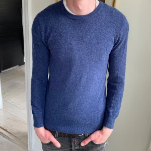 100% kashmir tröja Davida Cashmere - Asnajd tröja i 100% kashmir från Davida Cashmere i perfekt skick 🙌 Etiketten är bortklippt men den är storlek S, skriv vid fråga 👍 