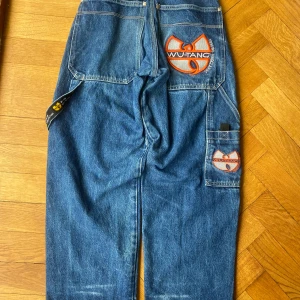 Baggy Wu-wear jeans - blå baggy Wu-wear jeans, lite slitna se bilder, fråga gärna om mått eller liknande.
