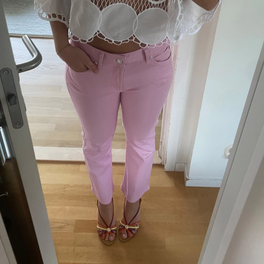 Ljusrosa jeansbyxor med raka ben