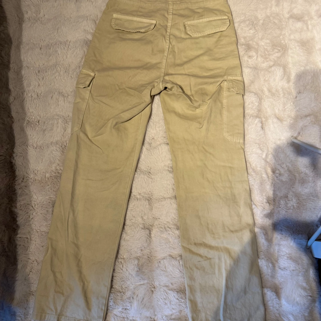 Beige cargobyxor med fickor - 1