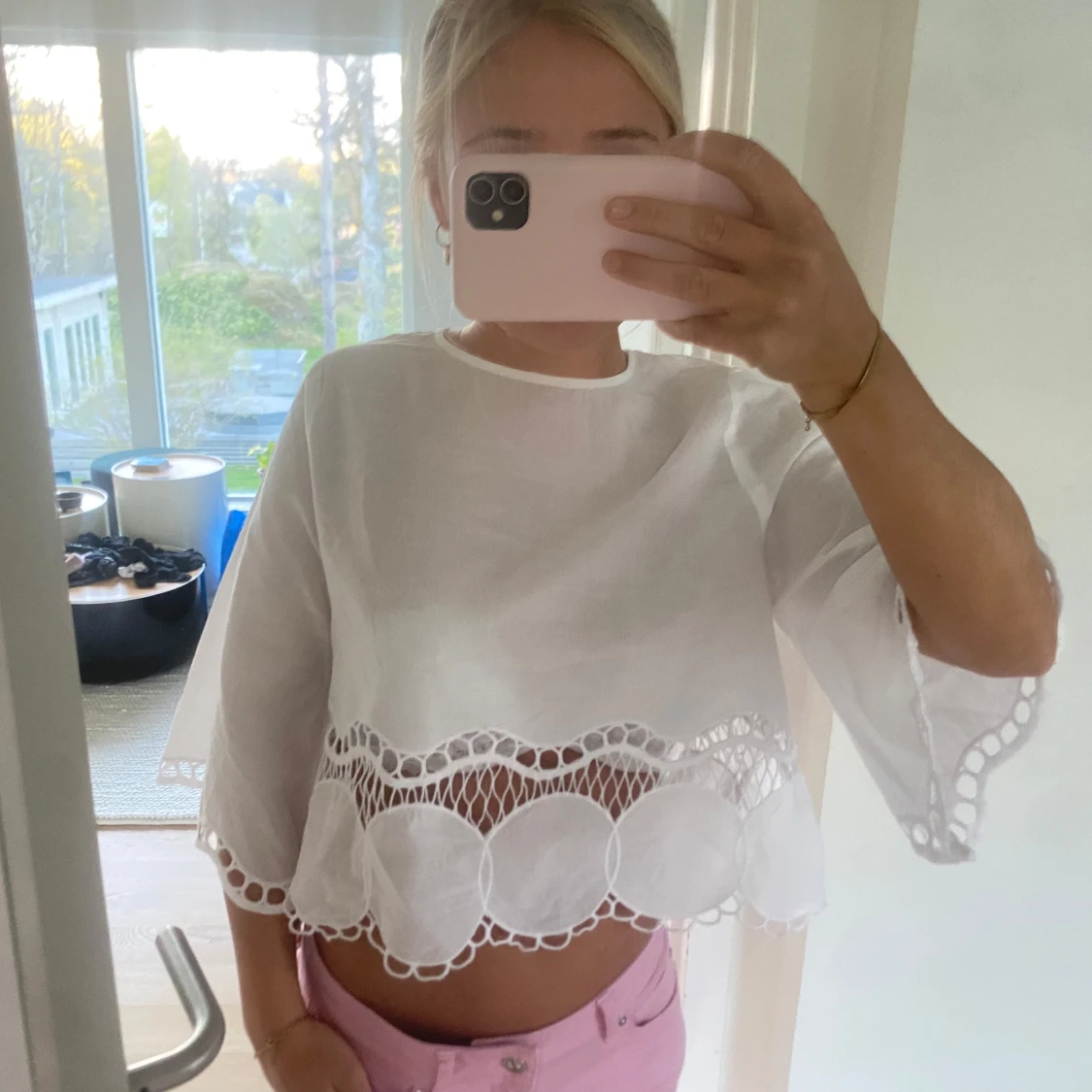 Vit croppad blus med spetsdetaljer