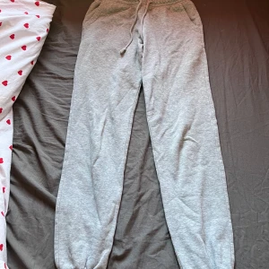 Grå mjukisbyxor med dragsko - Säljer pågrund av att jag inte längre använder dom