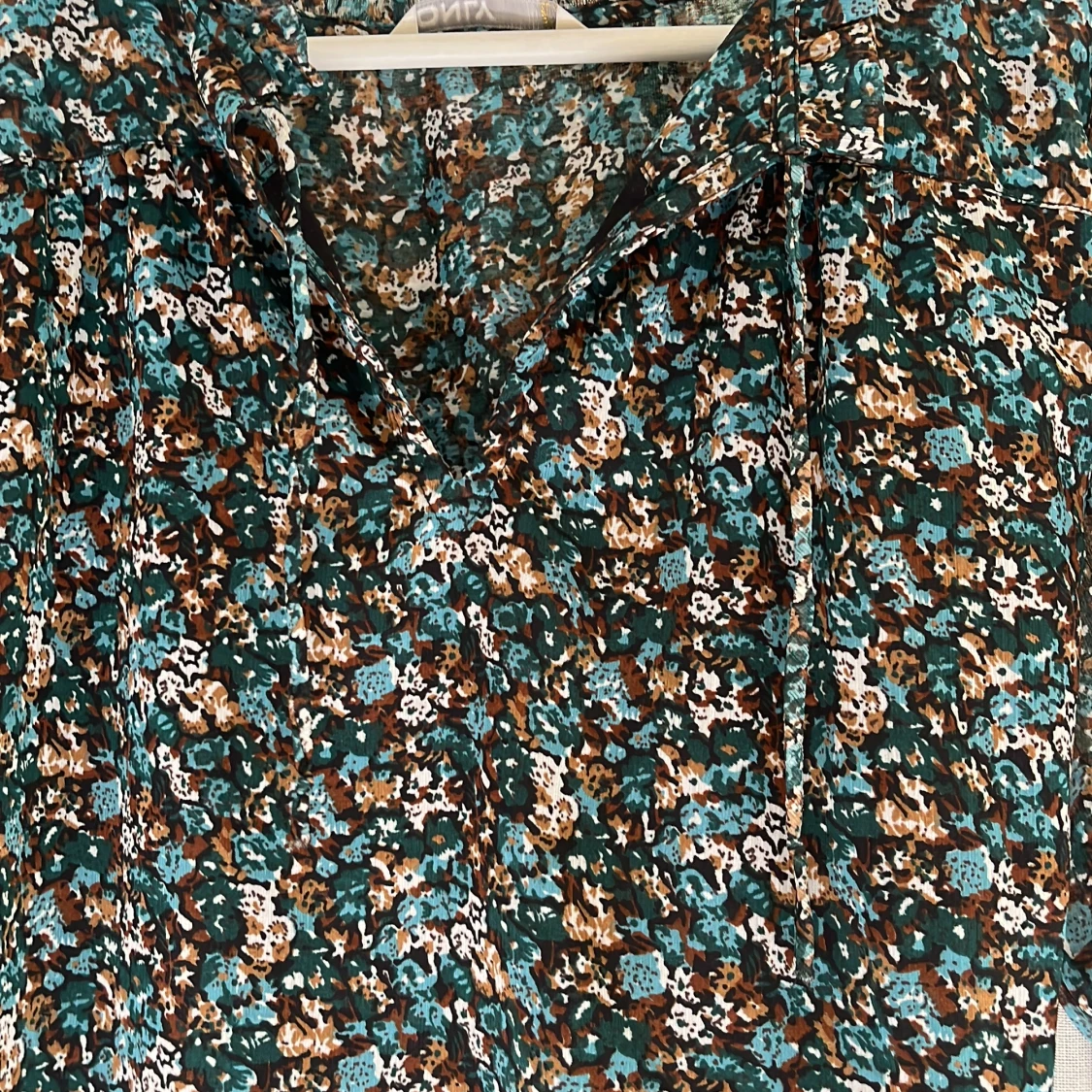 Mönstrad blus från only  - 2