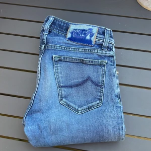 Jacob cohen jeans - Säljer dessa snygga cohen jeans! Nypris runt 5000kr .  Size 30! Skick 8/10 inga defekter. Hör av dig vid minsta fundering🤩