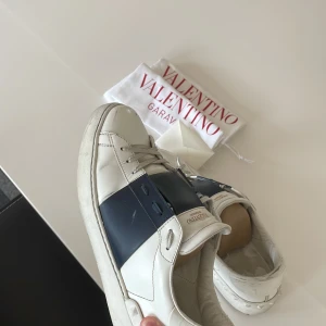 Valentino open - Navy valentino open. Ny pris ca:7000kr, jag säljer för 1999kr. Skorna går absolut att rengöra. Du får med 2 dustbags och 1 vykort. I storlek 42 men passar även 43. Byten kan vara intressanta.