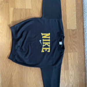 Vintage Nike Sweatshirt - Svart Nike sweatshirt med vintage stil.