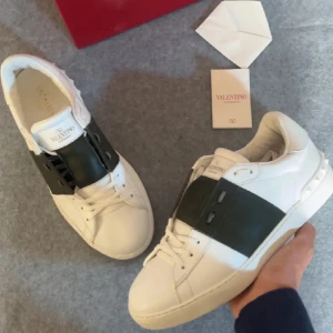 Valentino opens - Hej, säljer dessa Valentino opens efter att jag har fått dom i present men tyvärr så passar dom ej så säljer dom för ett bra pris(BYTEN GÖRS)