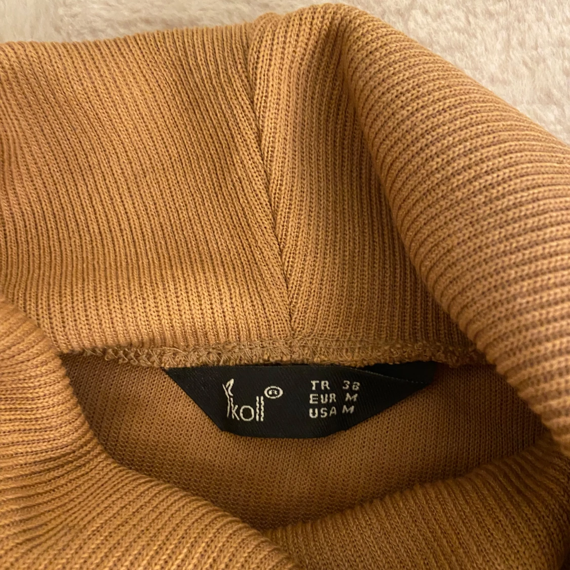 Beige ribbad långklänning med polokrage från Koton - 1