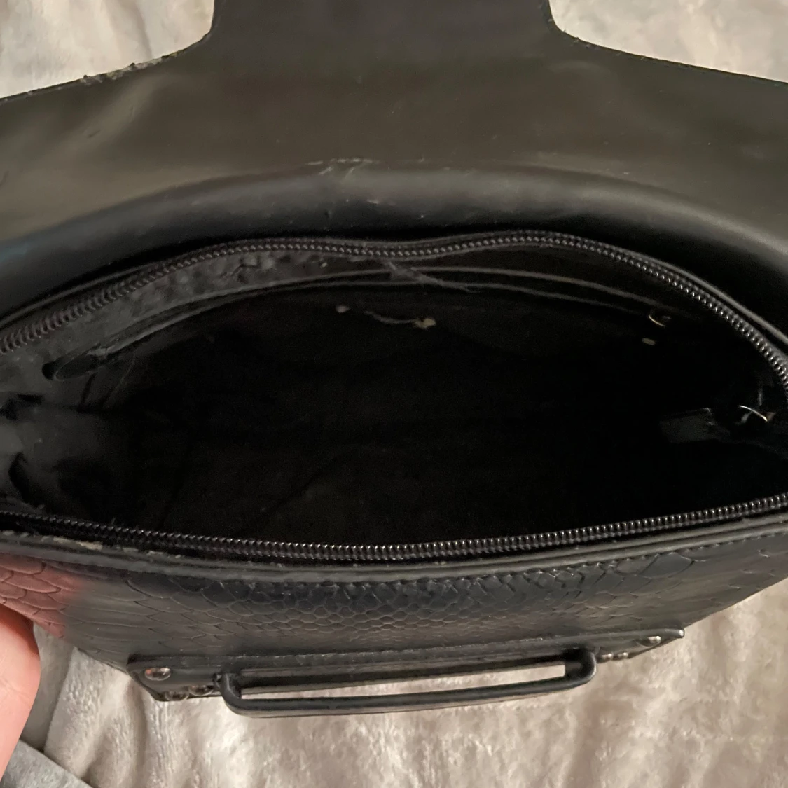 Svart axelväska med kedja från Tiamo - 2